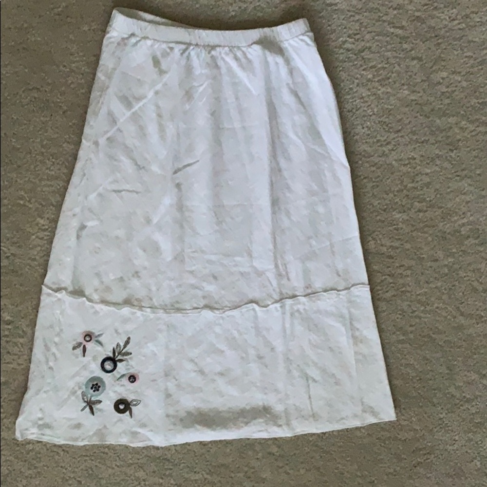 XL white linen mid length skirt with embroidery